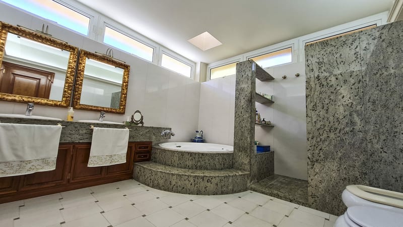 Open photo Listing photo