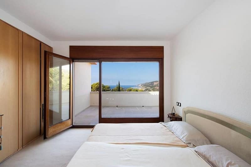 Open photo Listing photo