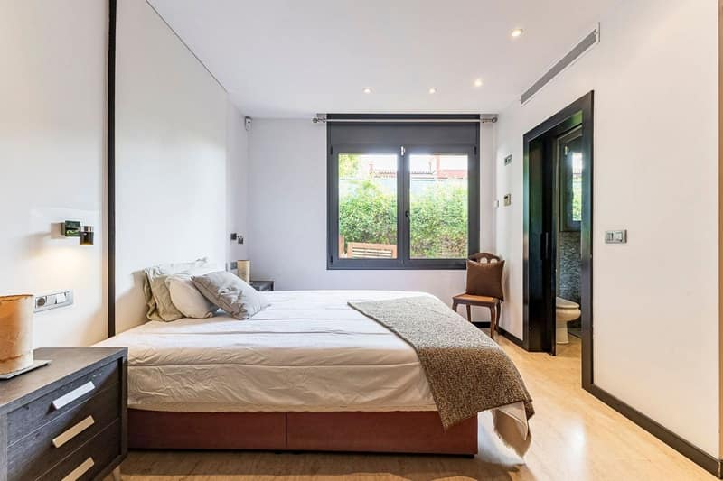 Open photo Listing photo