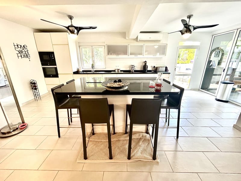 Open photo Listing photo