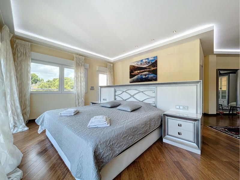 Open photo Listing photo