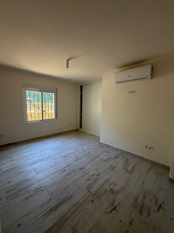 Open photo Listing photo